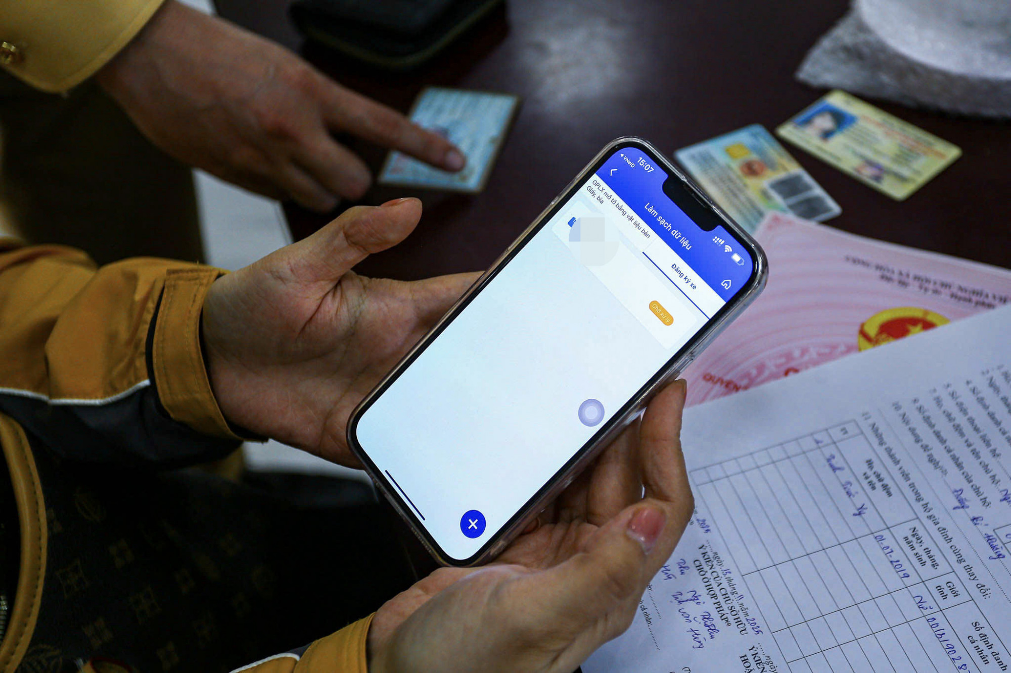 Theo lực lượng chức năng, để thực hiện khai báo, người dân cài đặt và mở ứng dụng iHanoi trên điện thoại di động, sau đó, đăng nhập vào ứng dụng bằng số điện thoại (nếu chưa có tài khoản thì tiến hành đăng ký) hoặc đăng nhập thông qua ứng dụng VNeID. Tiếp đó, chọn mục 'Làm sạch dữ liệu' trên màn hình chính của ứng dụng iHanoi rồi tiến hành khai báo thông tin về Giấy phép lái xe và Đăng ký xe. Đối với mục Giấy phép lái xe, người dân tích vào dấu cộng ở góc dưới bên phải màn hình, sau đó điền đầy đủ thông tin vào bảng khai báo. Tại mục này, người dân cần tải hình ảnh của căn cước và giấy phép lái xe lên hệ thống.