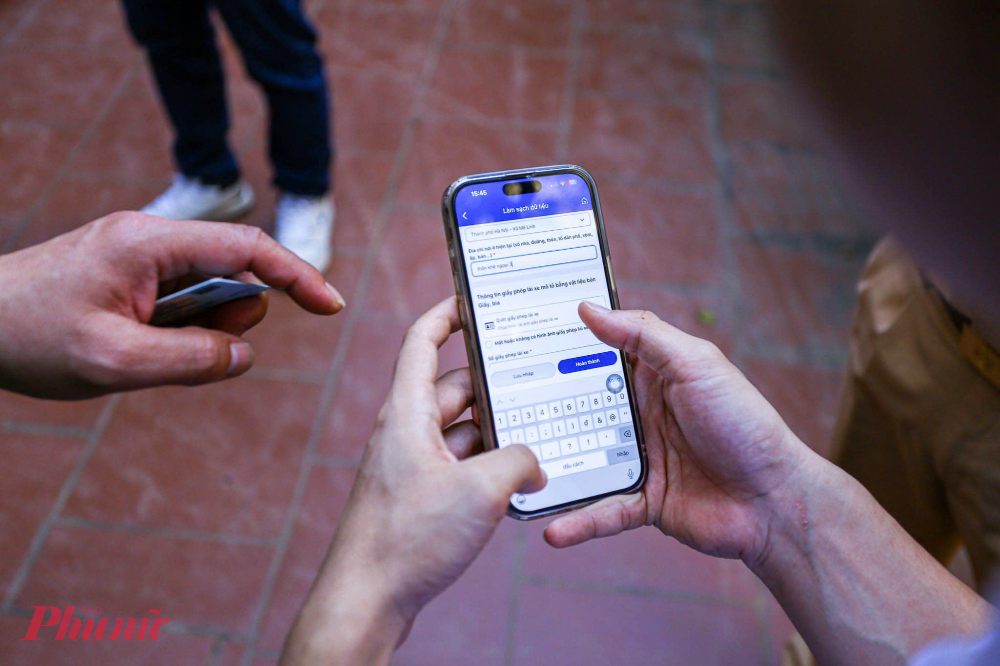 Anh Quang chia sẻ trước đó lực lượng công an cơ sở đã phổ biến rộng rãi công tác thực hiện làm sạch dữ liệu đăng ký phương tiện, giấy phép lái xe đến từng khu dân cư, nên khi thấy cảnh sát đến tận nhà, anh không thấy ngỡ ngàng và hoàn toàn hợp tác, ủng hộ. Do chưa đăng ký tài khoản ihanoi, anh Quang lựa chọn đăng nhập bằng cách liên kết với VNeID theo hướng dẫn của cảnh sát. Tiếp đó, anh được trực tiếp hướng dẫn các bước khai báo và nhanh chóng hoàn thiện. Sau khi quét các giấy tờ, Hoàng nhận được thông báo đang chờ xử lý.