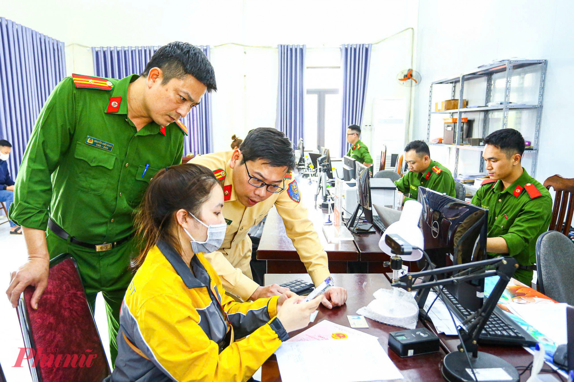 Tại trụ sở Công an xã Mê Linh, rất đông người dân đến để được hướng dẫn làm sạch dữ liệu đăng ký phương tiện, giấy phép lái xe trược tiếp. Theo ghi nhận, đa phần người dân đến đây là những người chưa nắm rõ về việc thực hiện và xảy ra sai xót khi khai báo.