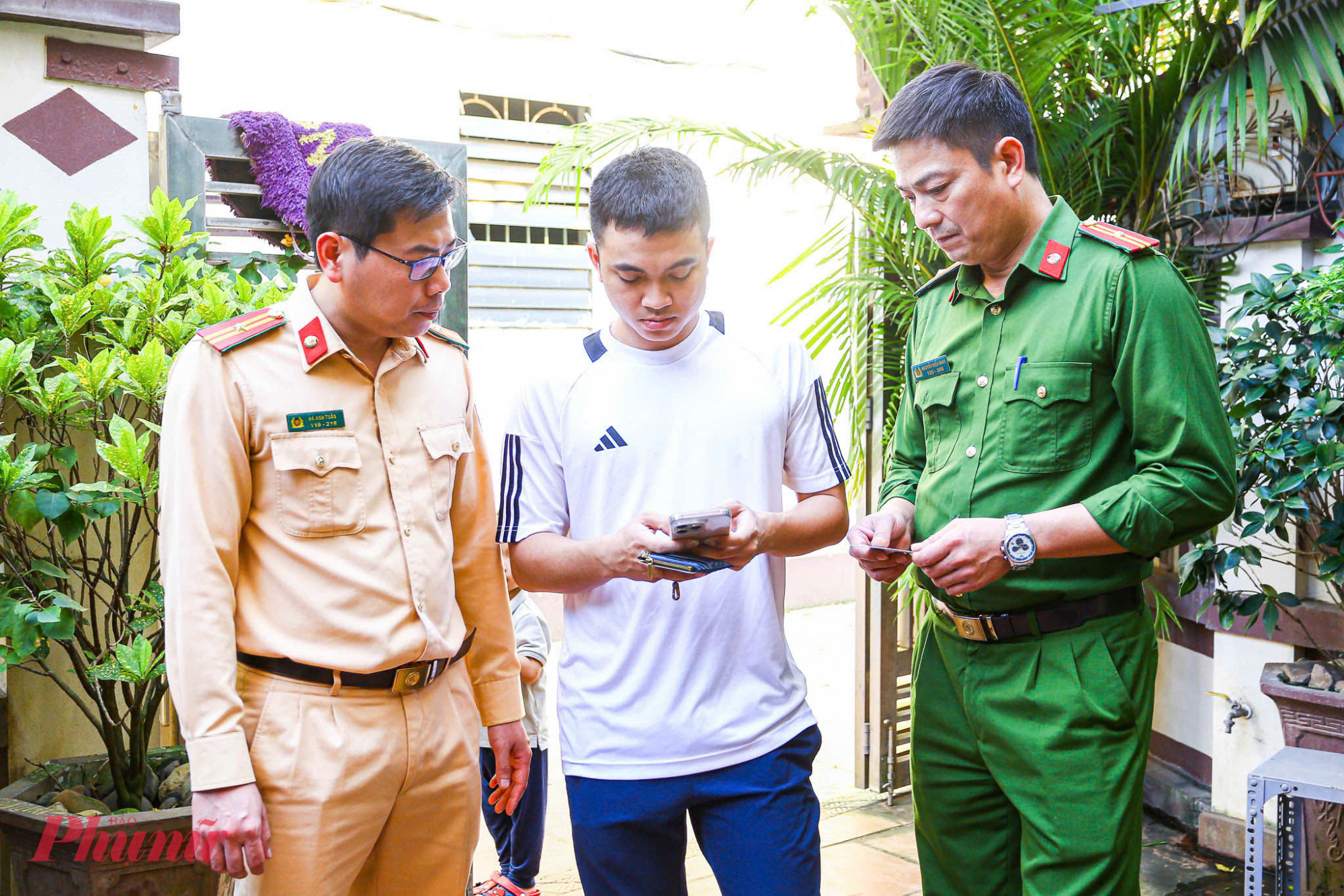 Theo hướng dẫn của cảnh sát, anh Lê Văn Quang (xã Mê Linh), chỉ mất 10 phút để hoàn thành làm sạch dữ liệu giấy phép lái xe và đăng ký xe qua ứng dụng iHanoi.