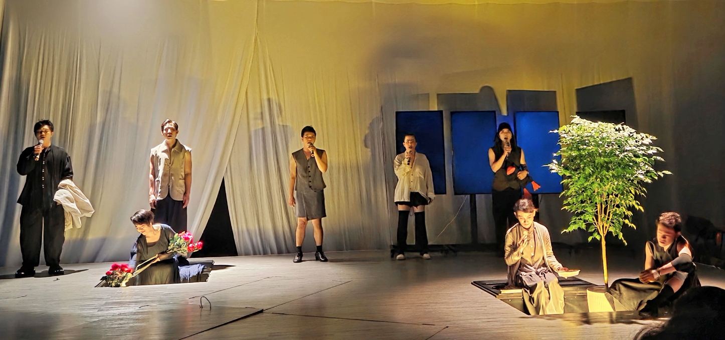 2 bà mẹ vẫn không thôi truy vấn “Tại sao con bỏ mẹ mà đi?” trong Ảo quan - ẢNH: NGỌC TUYẾT