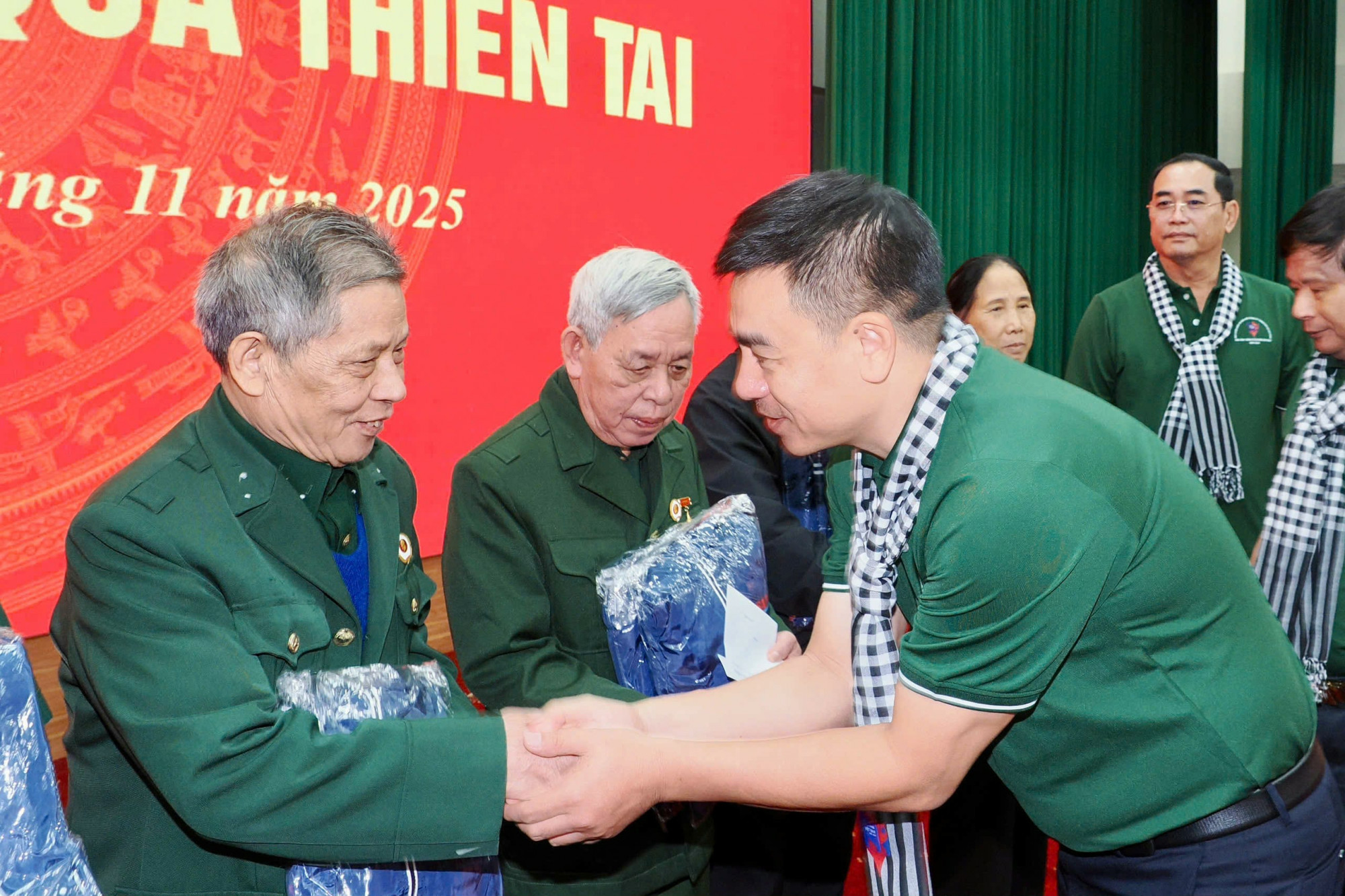 Ông Phạm Quý Trọng - Phó vụ trưởng Vụ địa phương 3, Ban Tuyên giáo và Dân vận Trung ương tặng quà cho hộ gia đình chính sách có hoàn cảnh khó khăn (ảnh Hoàng Hùng).