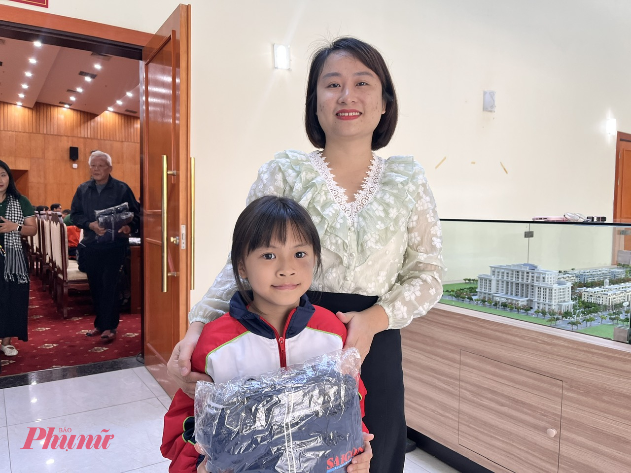 Em Tuệ Nhi được cô giáo đưa đến nơi tặng quà