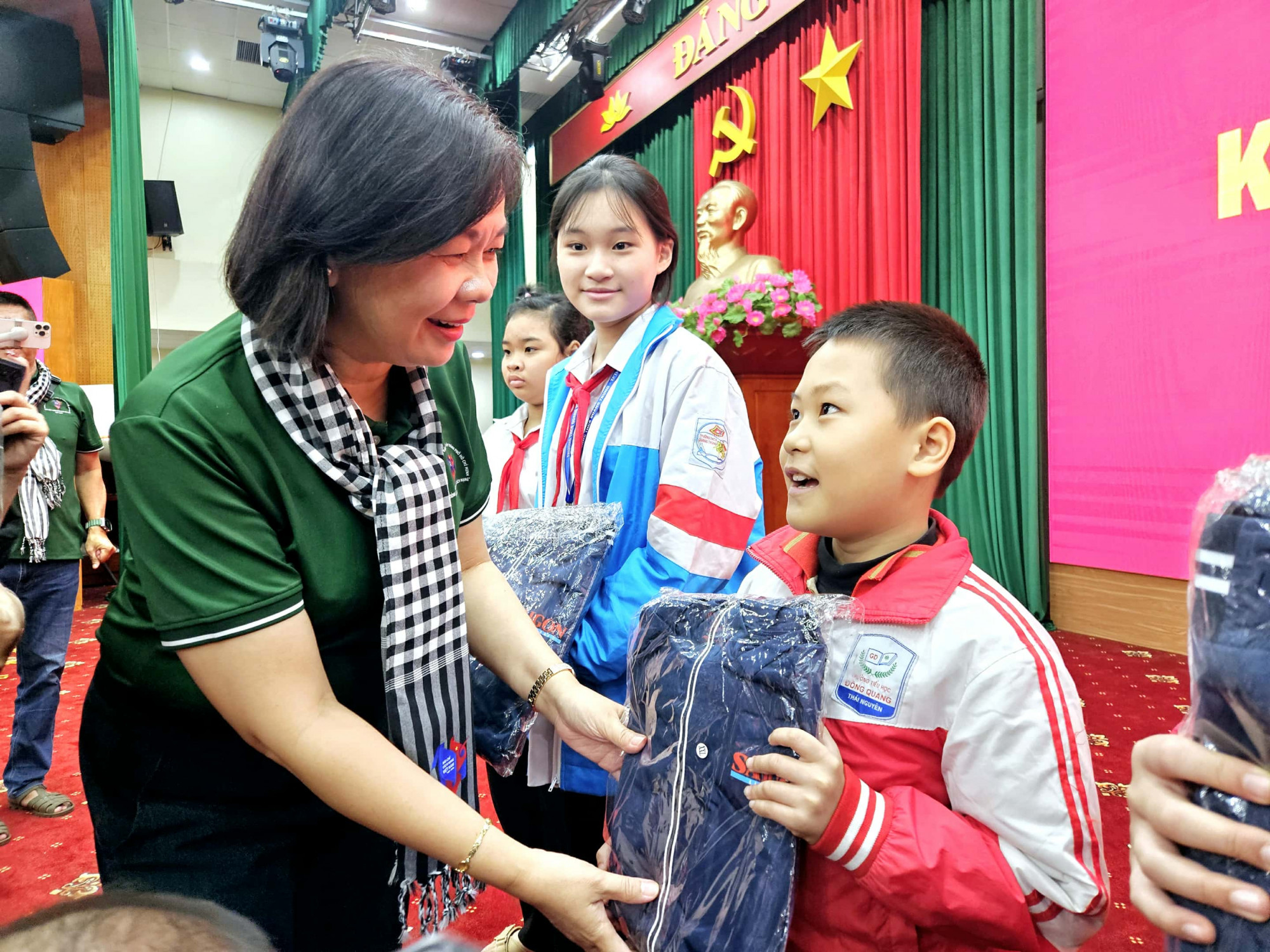 Bà Lý Việt Trung - Tổng biên tập Báo Phụ nữ TPHCM - tặng quà cho các em học sinh
