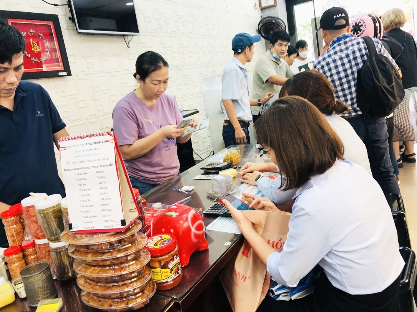 Khá đông người đến mua bán ngoại tệ ở một đại lý trên đường Nam Kỳ Khởi Nghĩa,  phường Bến Thành, TPHCM