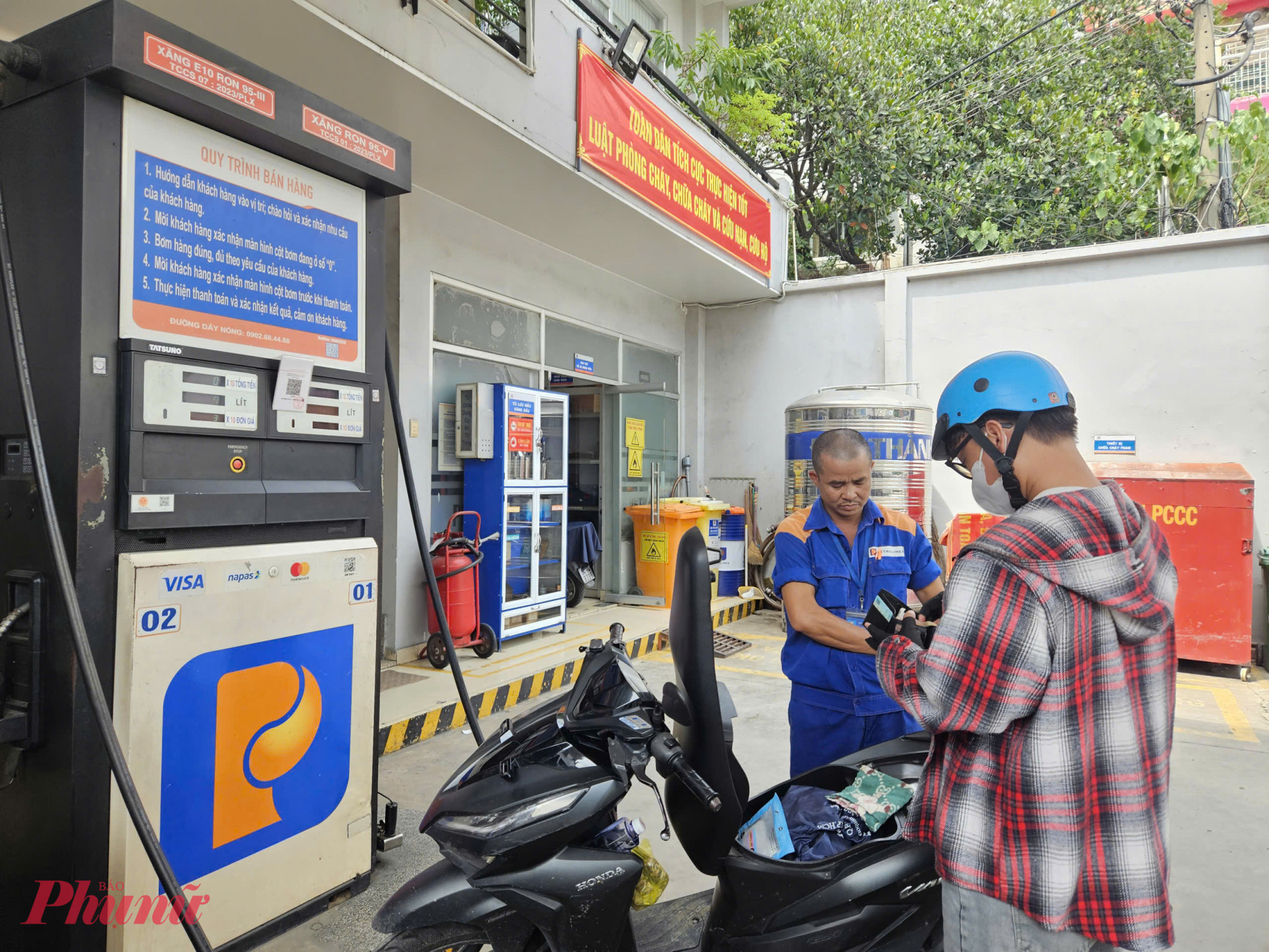 Giá xăng đồng loạt tăng - Ảnh: Ngọc Thùy