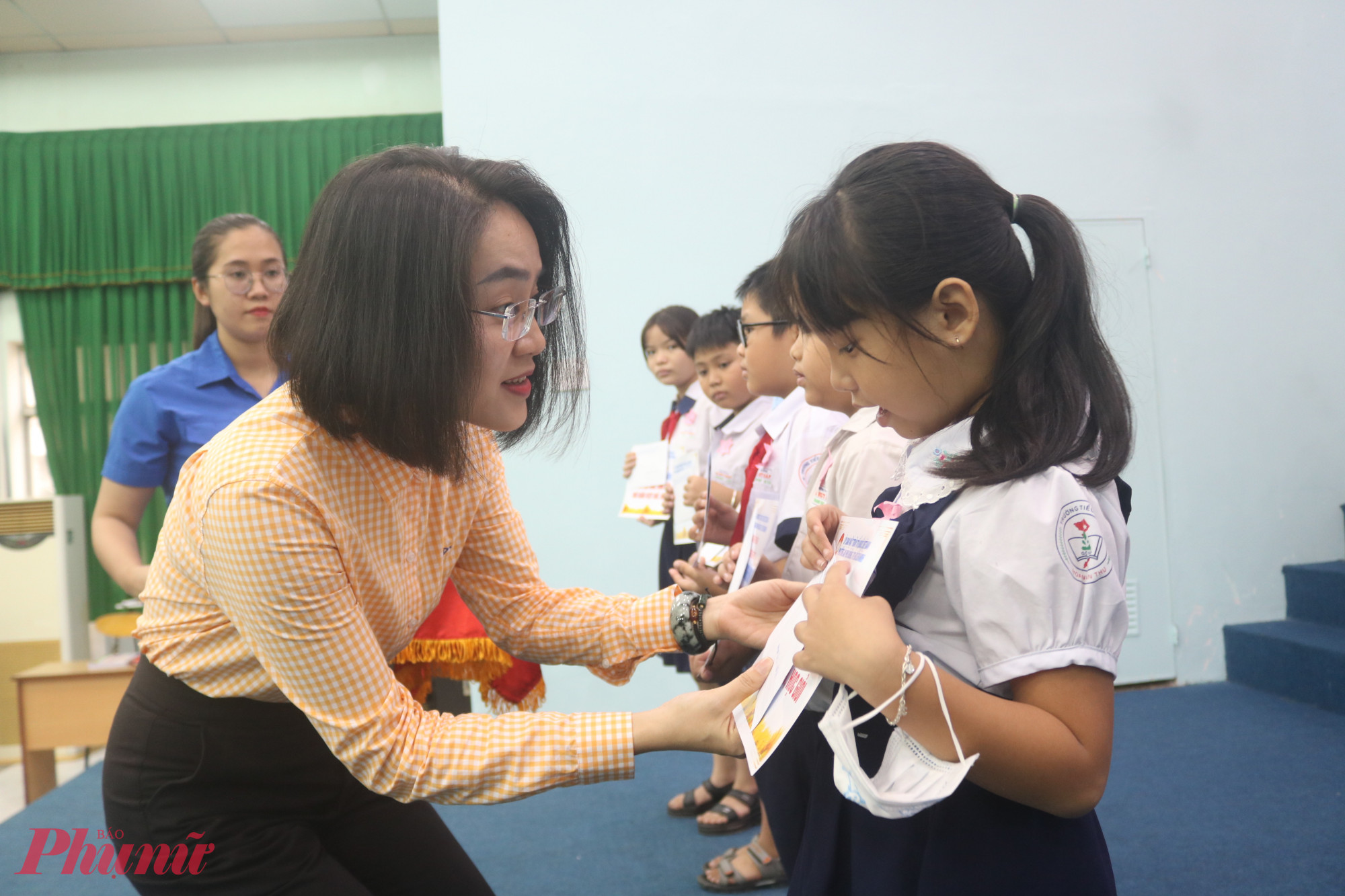 Bà Hồ Thị Thủy – Phó bí thư thường trực Đảng ủy phường An Phú Đông – trao học bổng Nguyễn Hữu Thọ, năm học 2025 – 2026 cho các em học sinh - Ảnh: Mẫn Nhi