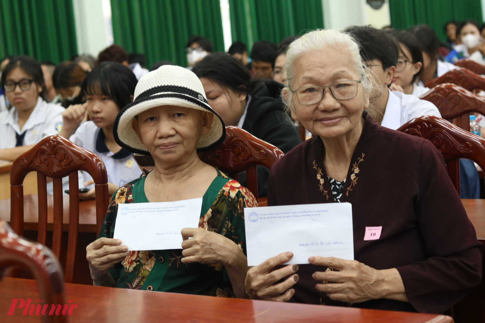 Bà Nguyễn Thị Bảy (bìa trái) nói, nhờ có địa phương hỗ trợ đúng lúc nên bản thân đã trút được gánh nặng trong lòng  - Ảnh: Mẫn Nhi