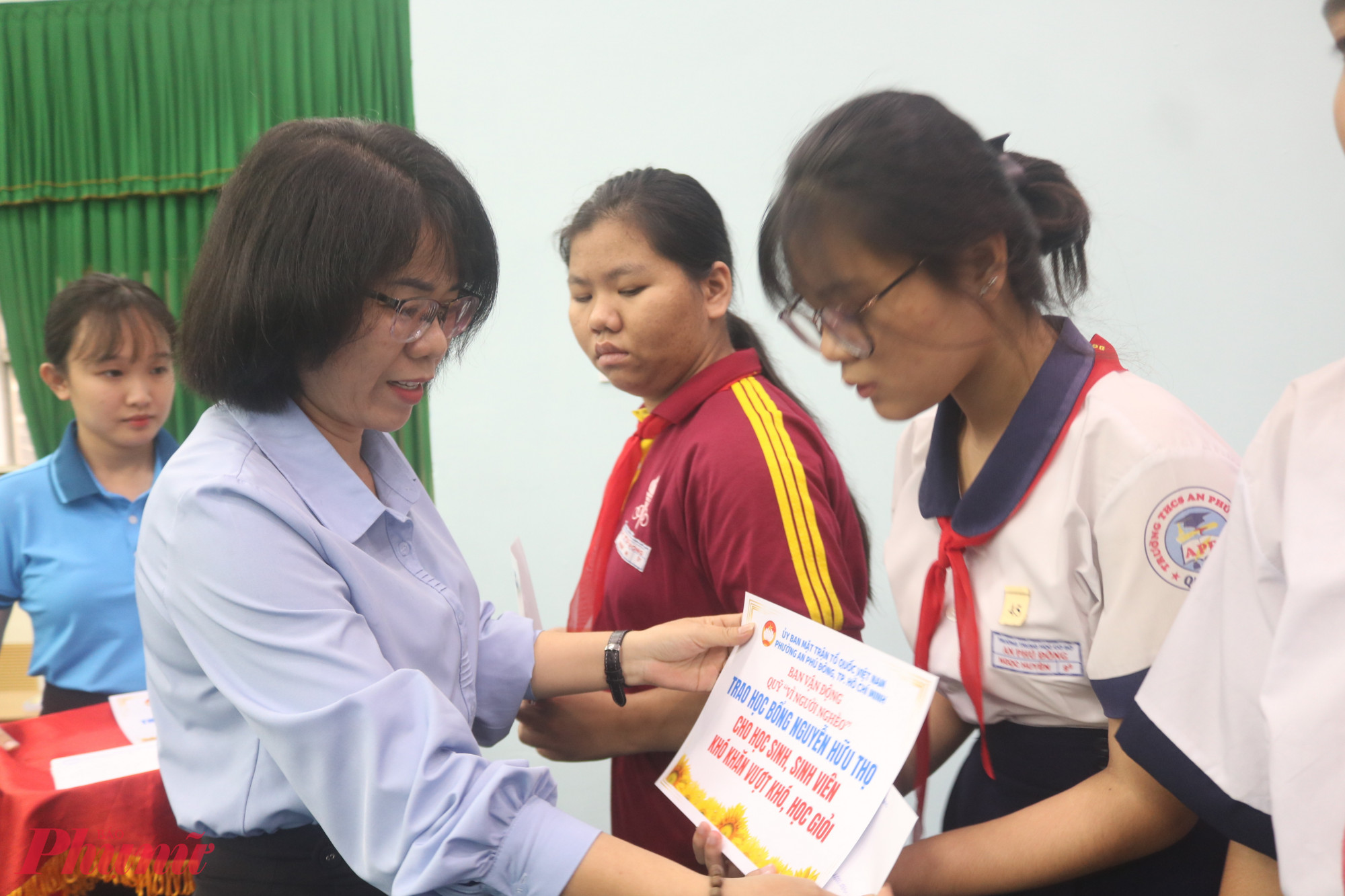 Bà Huỳnh Kim Loan – Phó chủ tịch thường trực Ủy ban MTTQ Việt Nam phường An Phú Đông, Chủ tịch Hội LHPN phường – trao học bổng Nguyễn Hữu Thọ, năm học 2025 - 2026 đến các em học sinh - Ảnh: Mẫn Nhi
