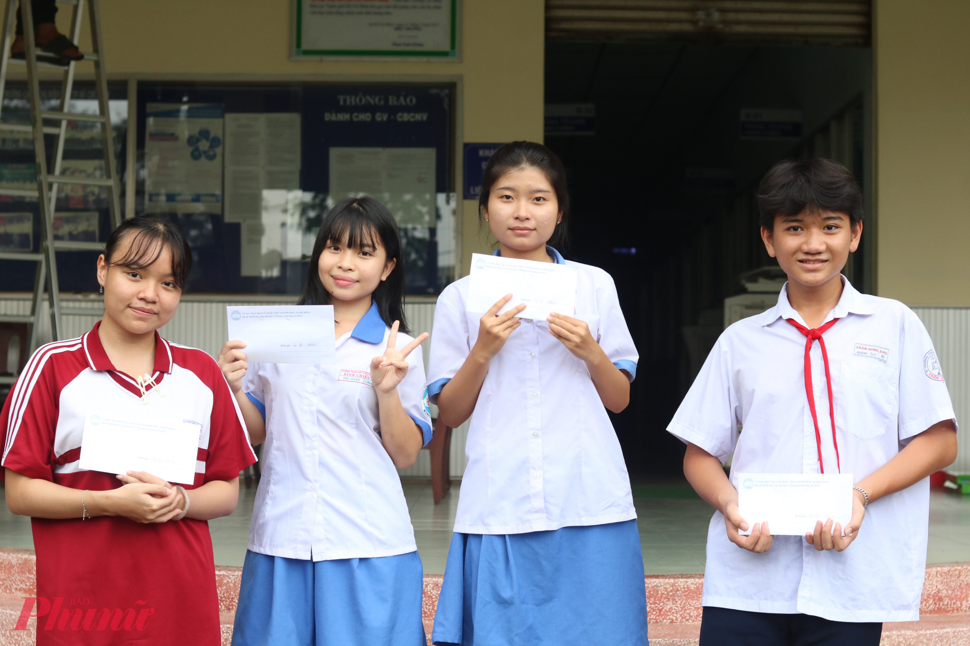 Niềm vui của các em học sinh sau khi nhận học bổng Nguyễn Hữu Thọ vào chiều 13/11 - Ảnh: Mẫn Nhi