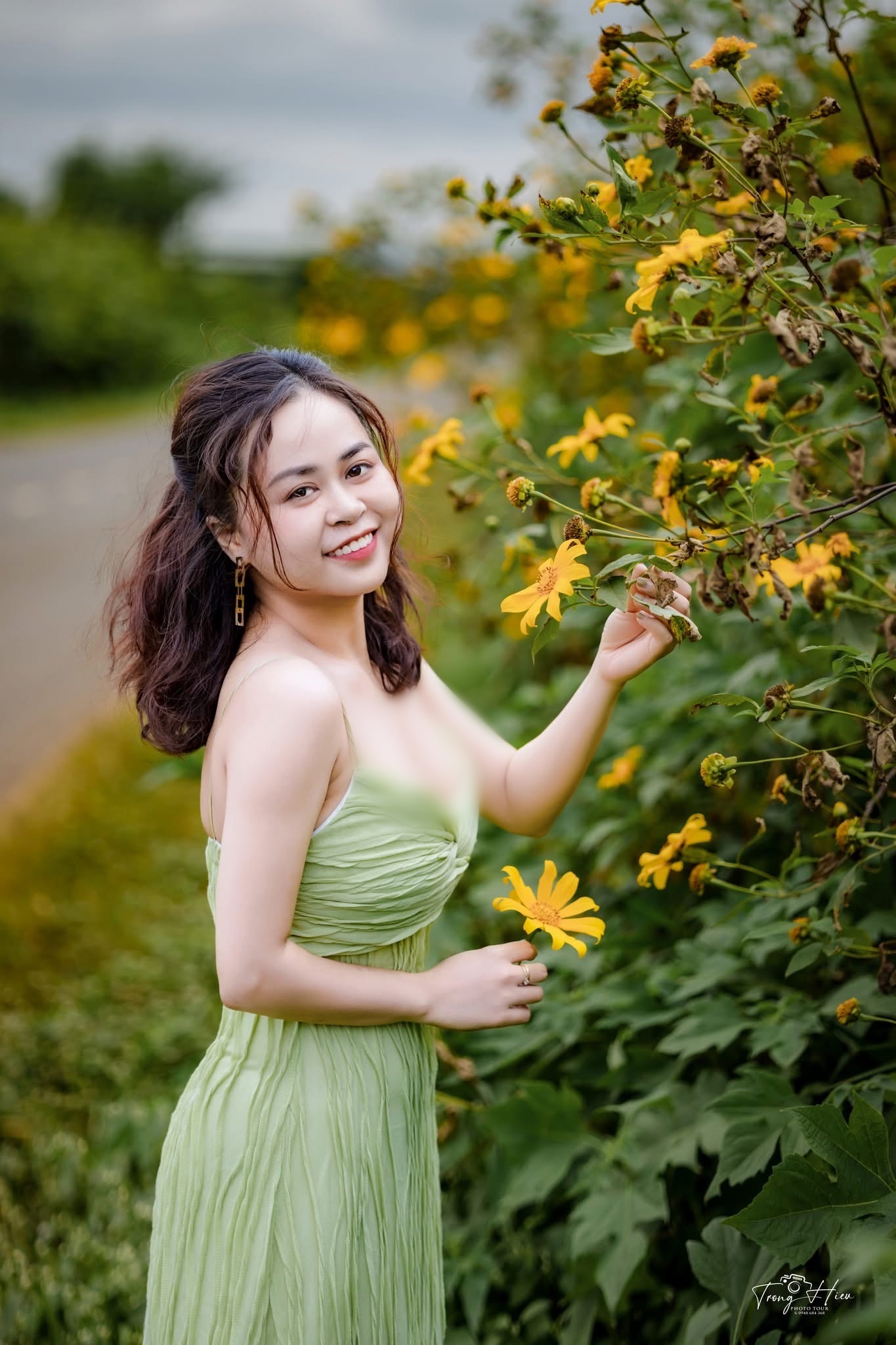 Giữa sắc vàng miên man của dã quỳ, Chư Đang Ya hiện lên như một bức tranh sống động – vừa hoang sơ, vừa tràn đầy sức sống. Du khách không chỉ mang về những bức ảnh đẹp, mà còn là ký ức khó quên về mùa hoa dại ngập tràn nắng gió Tây Nguyên.