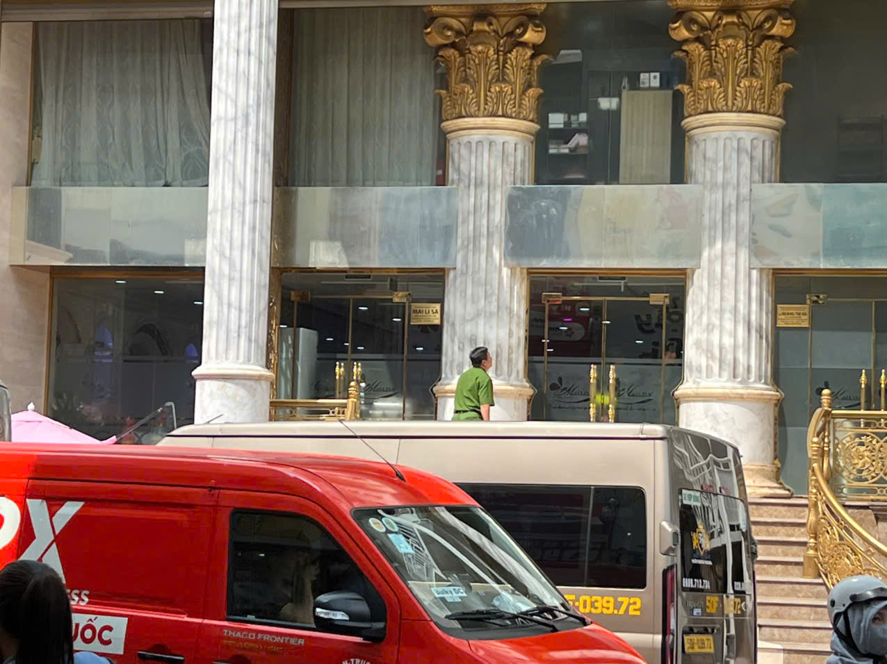 Cảnh sát có mặt tại thẩm mỹ viện Mailisa trên đường Huỳnh Văn Bánh.