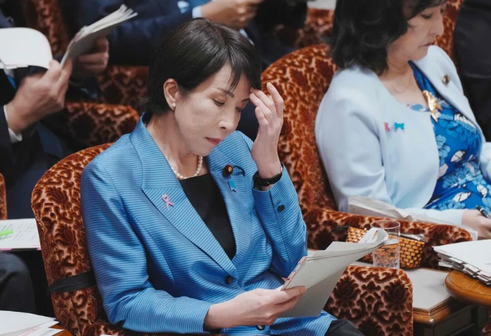  Sanae Takaichi đã nhướng mày vào tuần trước khi sắp xếp một cuộc họp nhân viên vào lúc 3 giờ sáng tại văn phòng của bà.