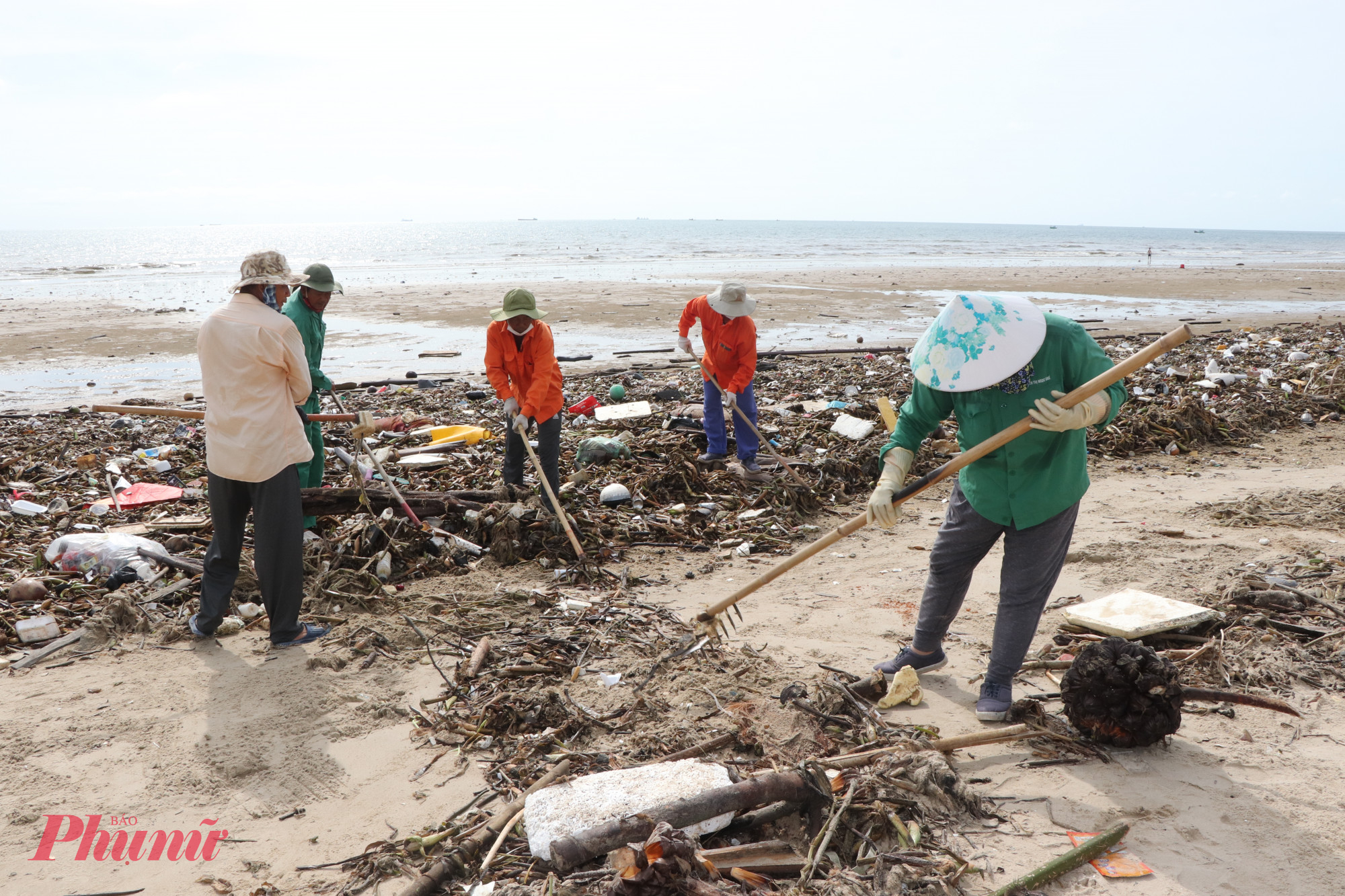 Công nhân VESCO làm việc quần quật suốt hơn 4 ngày tại vùng biển Bãi Sau (phường Vũng Tàu, TPHCM) để thu gom rác đại dương. Ảnh: Tùng Lâm