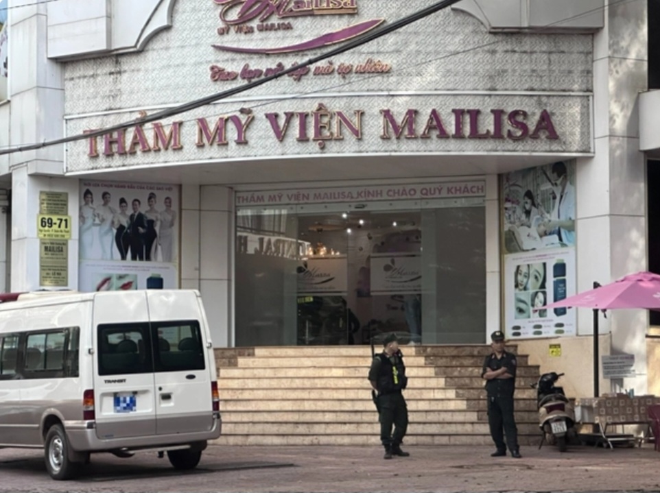 Lực lượng chức năng có mặt tại 1 chi nhánh của Mailisa - Ảnh: TH