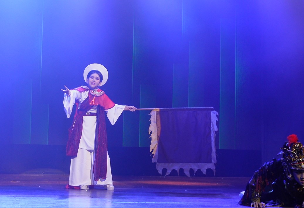 2: Nghệ sĩ Bình Tinh đảm nhận vai công chúa Ngọc Hân trong vở Hồn thơ ngọc - Ảnh: Cúc Phương