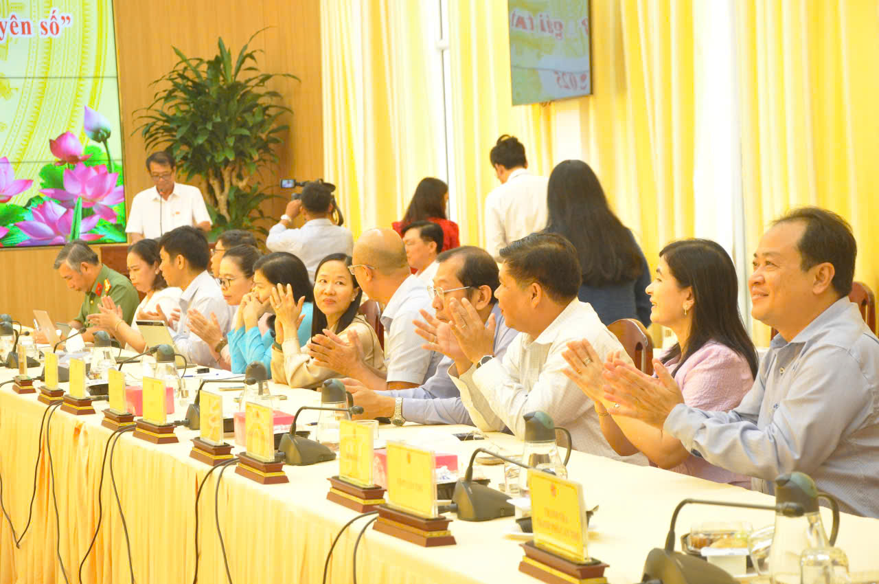 Các đại biểu tham dự buổi lễ sáng 13/11. Ảnh: CTV