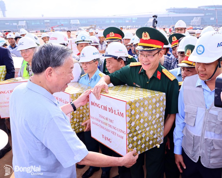 Tổng Bí thư Tô Lâm tặng quà động viên lực lượng thi công dự án