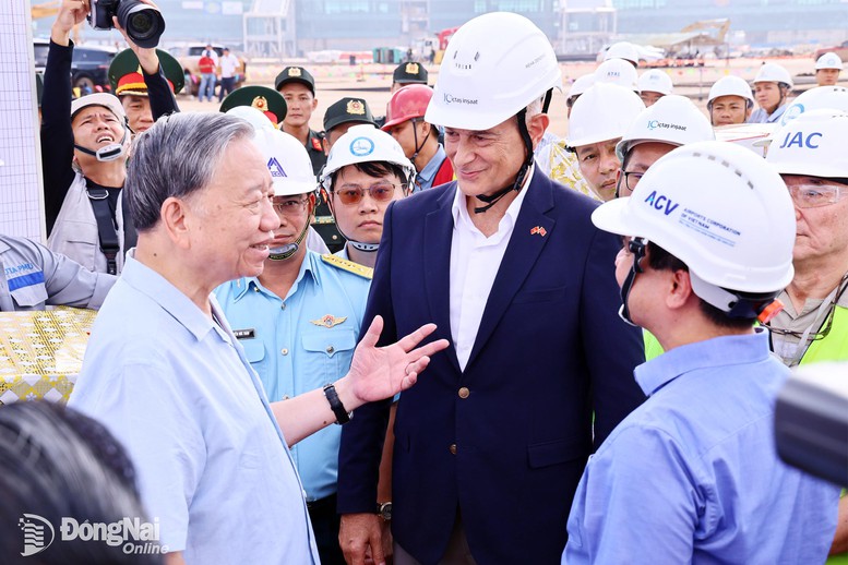 Tổng Bí thư Tô Lâm trao đổi với đại diện chủ đầu tư và nhà thầu thi công Dự án Sân bay Long Thành