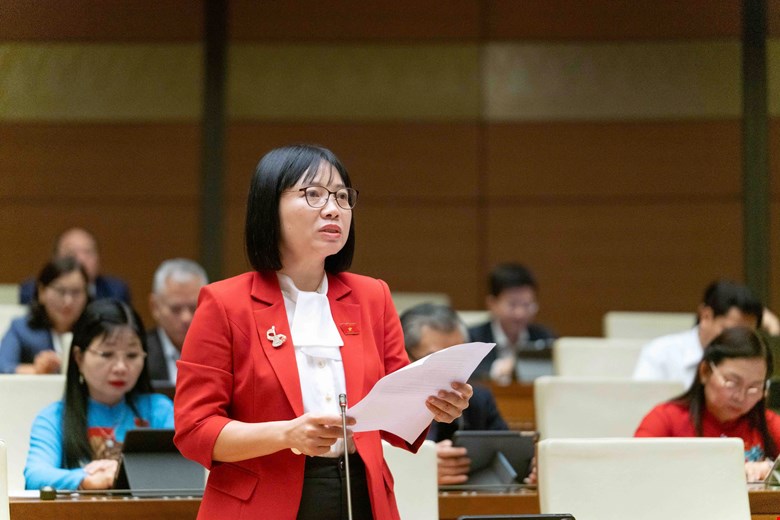 Tranh luận viên chức có được làm việc “chân trong, chân ngoài”? Đại biểu Nguyễn Thị Việt Nga - ảnh: QH
