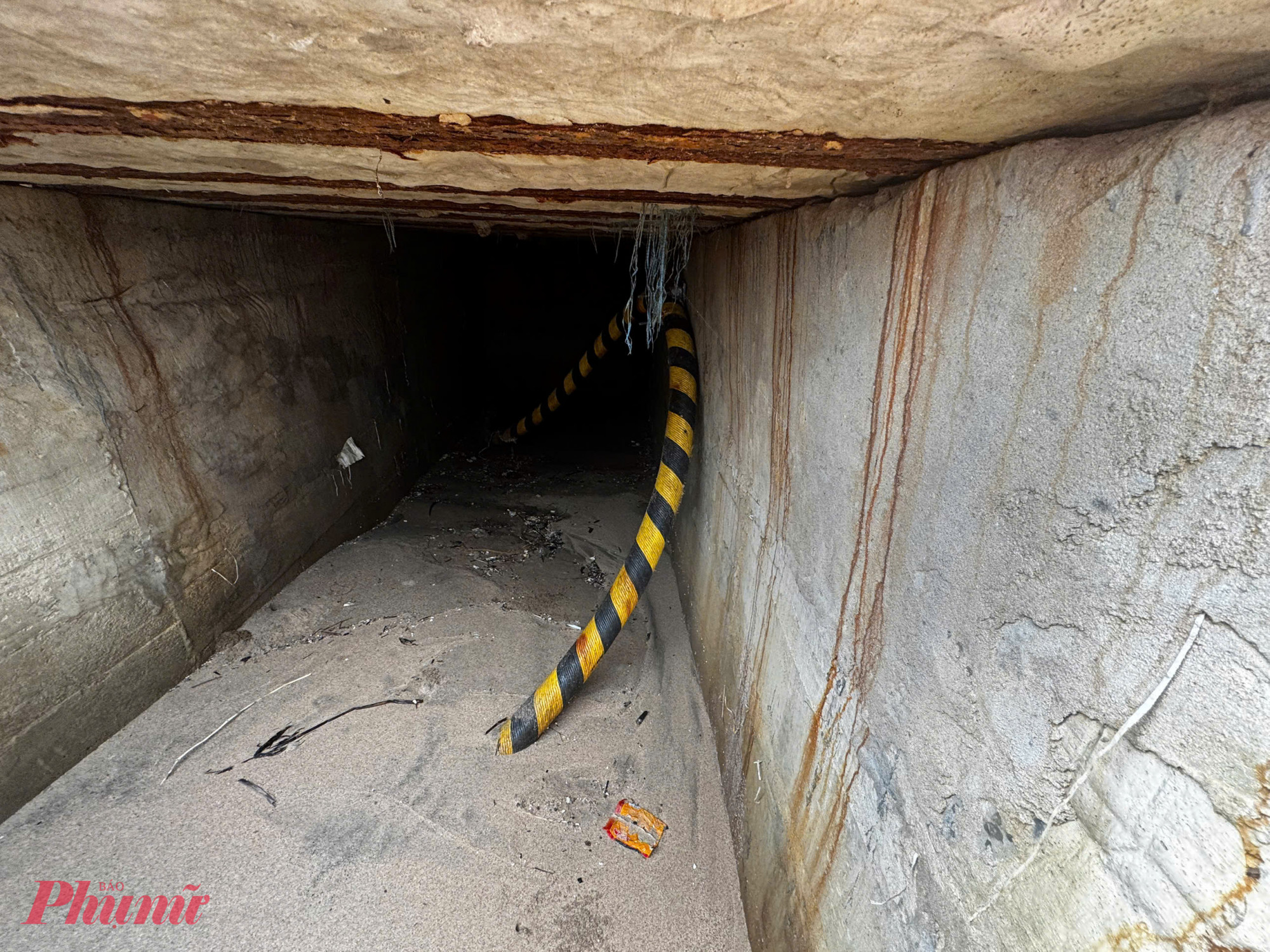 Đoạn tuyến phía đất liền bị sóng đánh sạt lở bờ làm lộ thiên cáp, đe doạ trụ điện