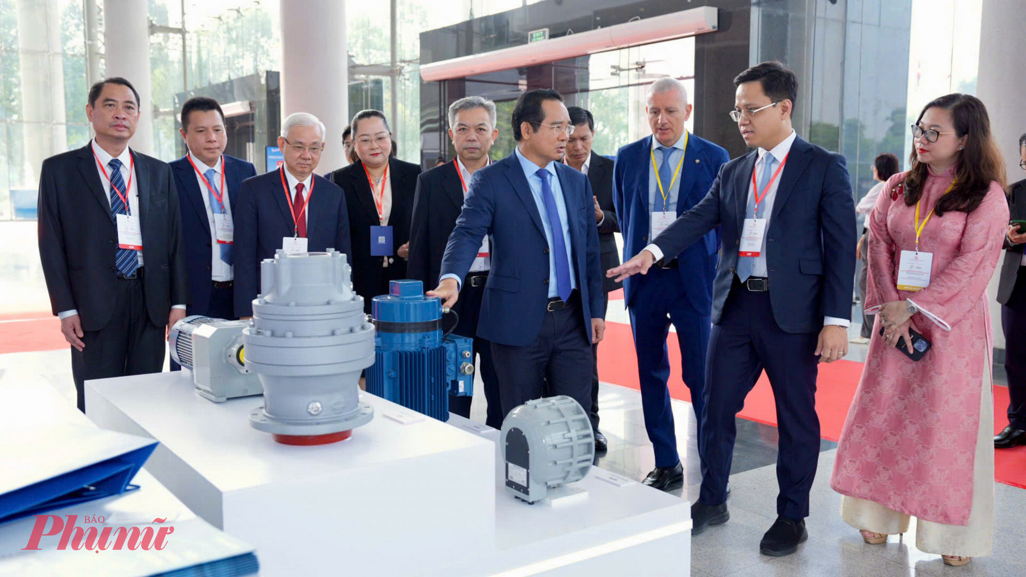 Các đại biểu đã tham quan một số mô hình tiêu biểu của Tập đoàn Becamex trưng bày tại diễn đàn