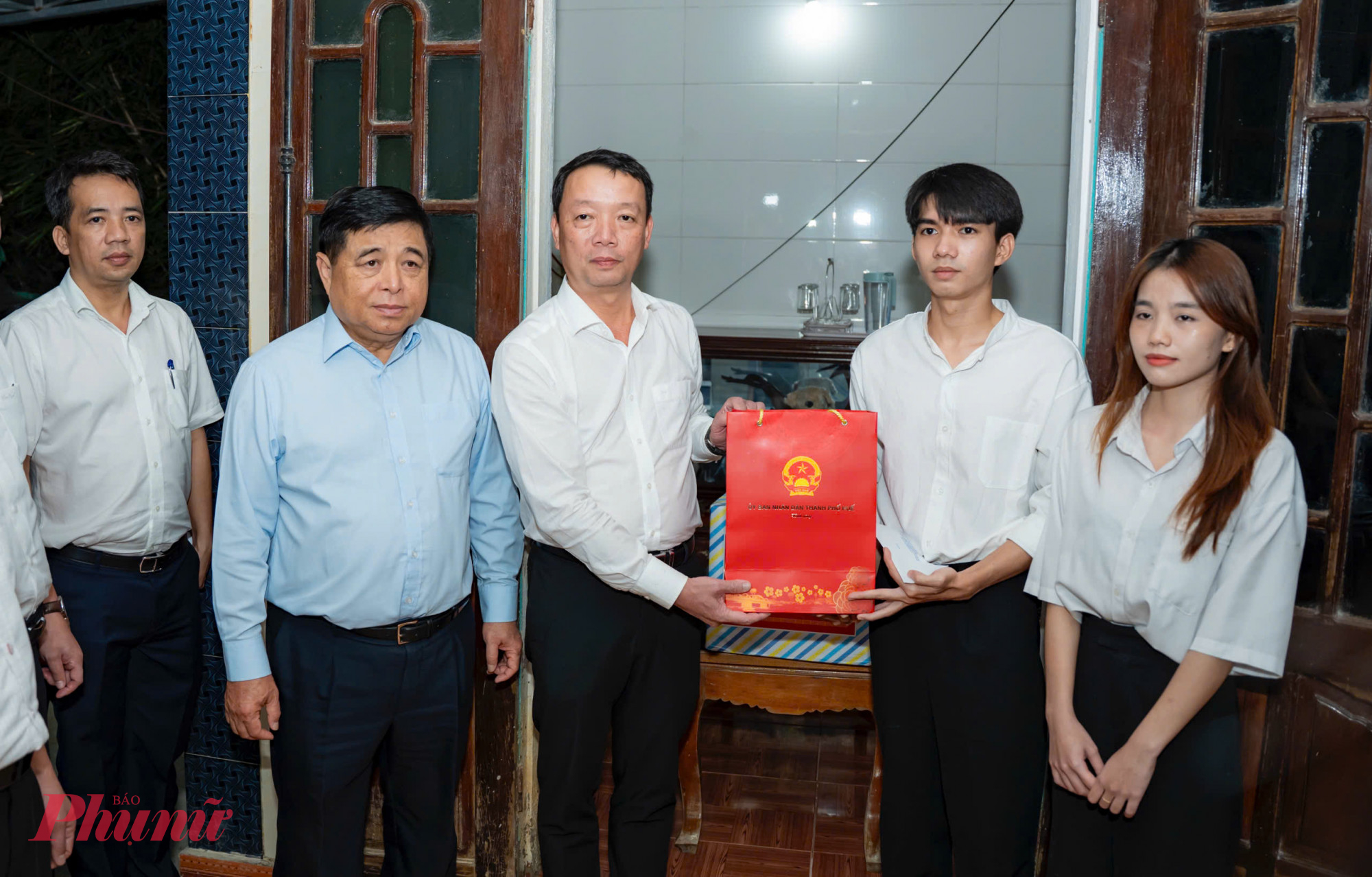 Phó Thủ tướng Chính phủ tặng quà động viên gia đình có ba chị em mồ côi bố mẹ tại đường Võ Trác phường Hương Thủy 