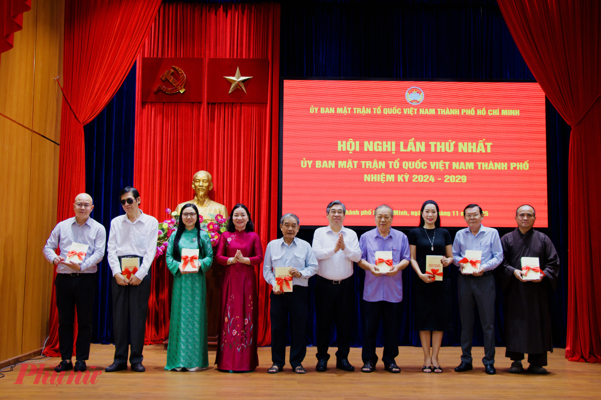 Đồng chí Nguyễn Phước Lộc và đồng chí Trương Thị Bích Hạnh, Phó Chủ tịch Thường trực Ủy ban MTTQ Việt Nam TPHCM tặng sách của cố Tổng Bí thư Nguyễn Phú Trọng. Ảnh: A.Hoàng 