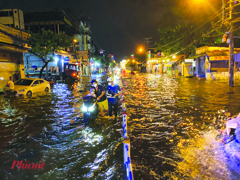 Dự báo TPHCM có thể ngập nặng trong vài ngày tới - Ảnh: Phạm Luận