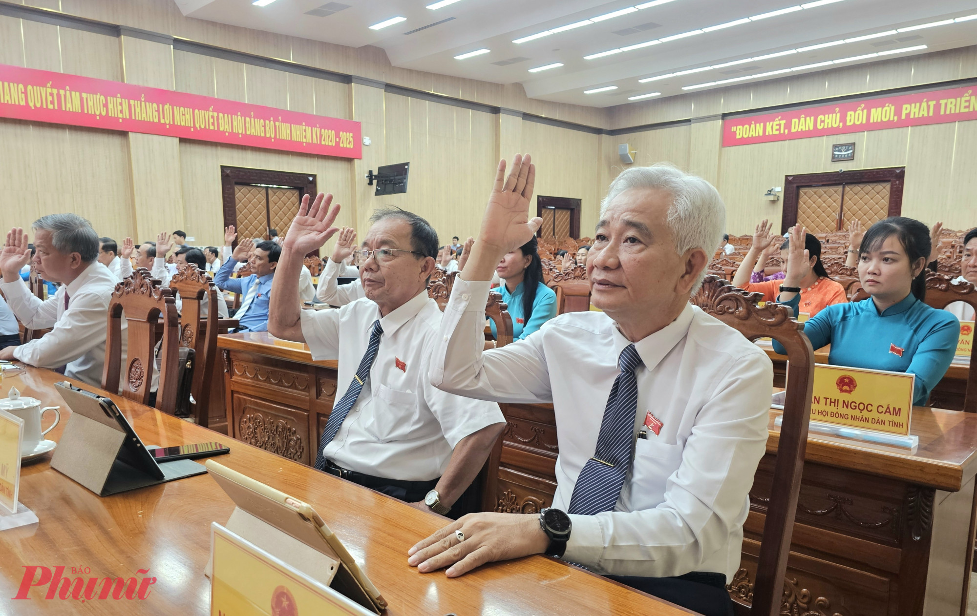 Các đại biểu HĐND tỉnh An Giang thông qua nghị quyết - Ảnh Phú Hữu