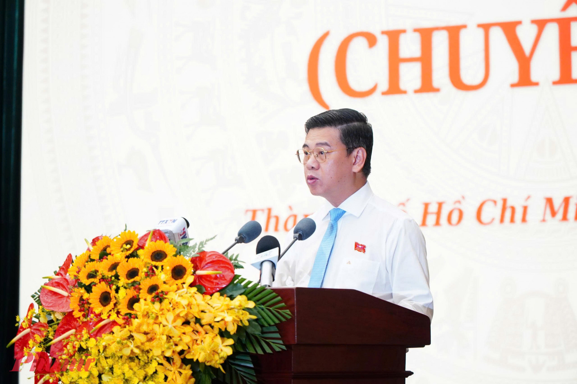 Ông Nguyễn Văn Dũng - Phó chủ tịch UBND TPHCM trình bày các tờ trình tại kỳ họp - Ảnh: Thanh Tâm