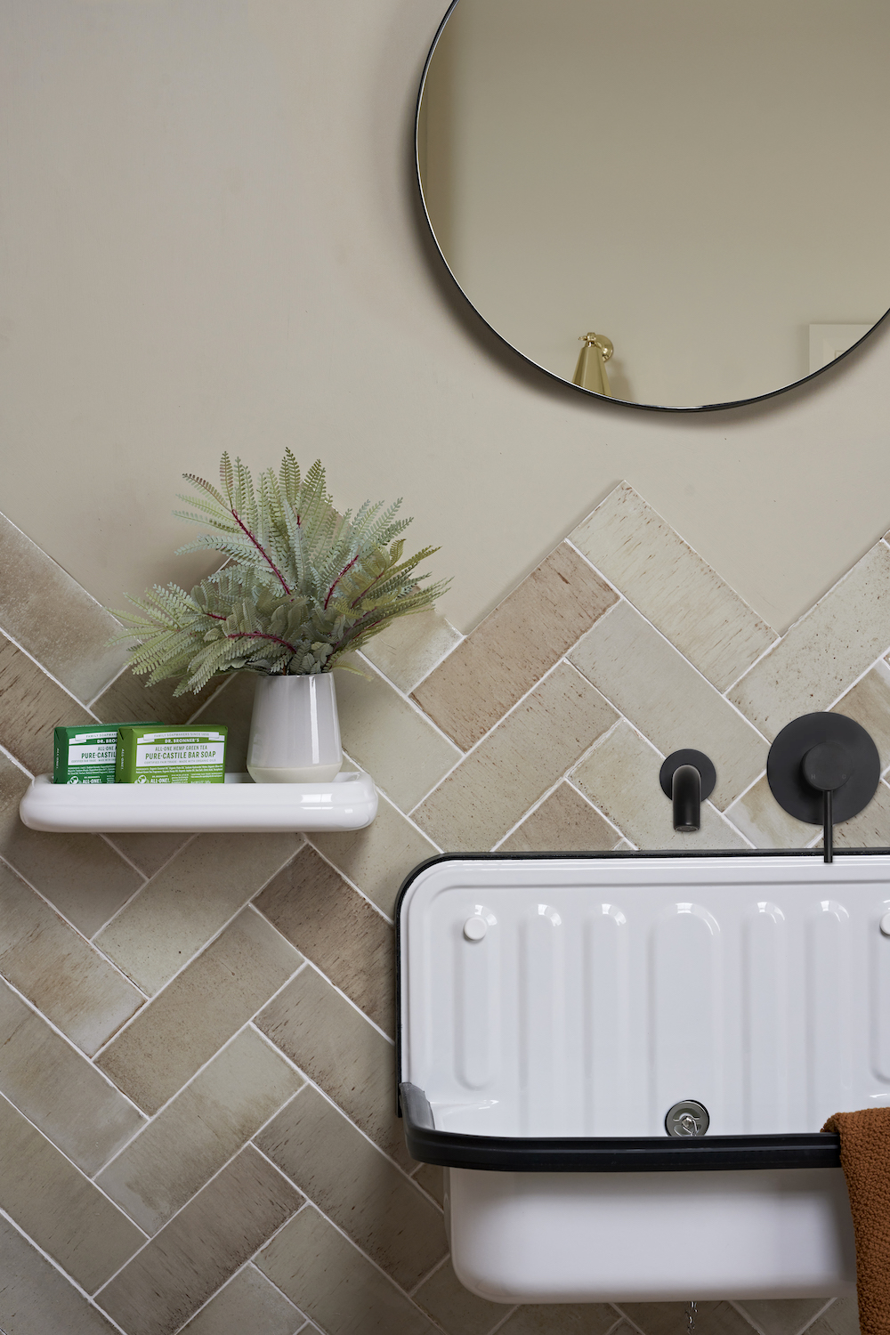 Lời khuyên: Hãy chọn gạch ceramic cho ốp tường phòng tắm. Gạch ceramic bền, chống nước tốt, ít cần bảo trì. Hoặc, nếu muốn vẻ ngoài nghệ thuật hơn, có thể dùng gạch bông xi măng encaustic, miễn là chúng được phủ kín đúng cách trước, sau khi lắp đặt và được phủ kín lại định kỳ hàng năm.