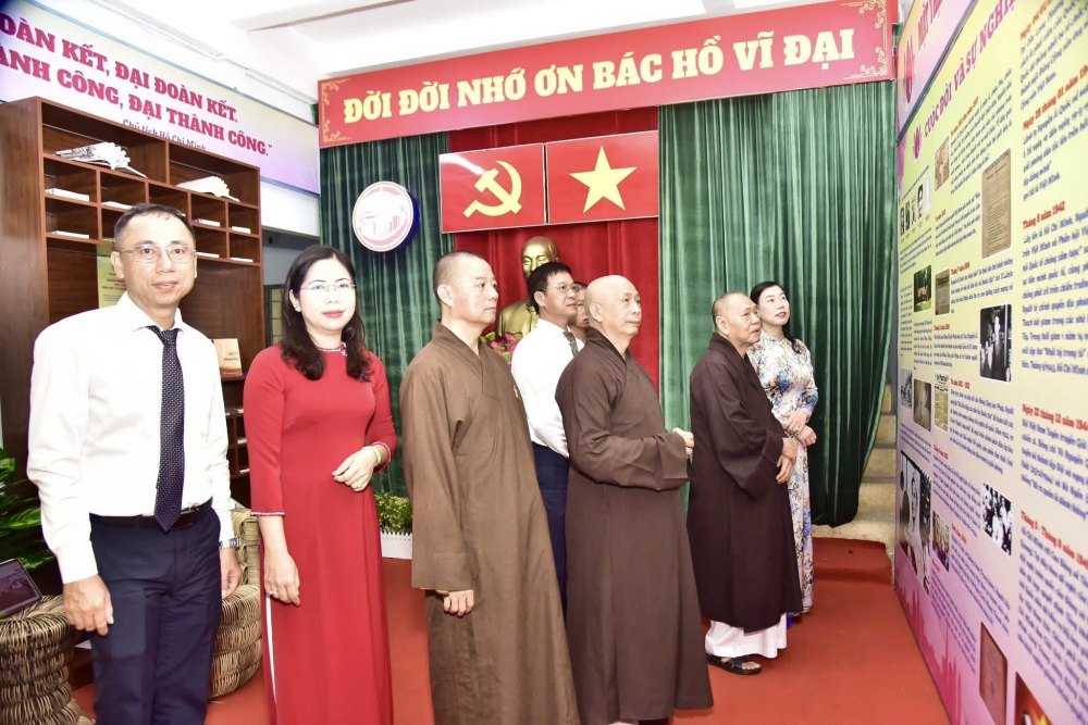 Các đại biểu cùng nhau tham quan Không gian văn hóa Hồ Chí Minh