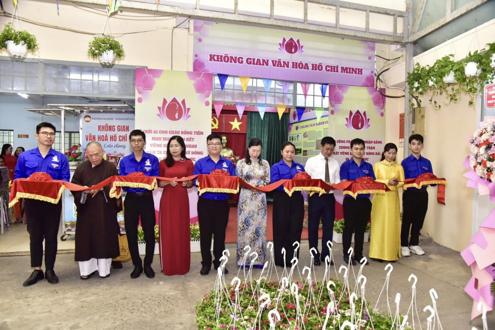 Lãnh đạo phường Gia Định thực hiện nghi thức cắt băng khai mạc - Ảnh: TT