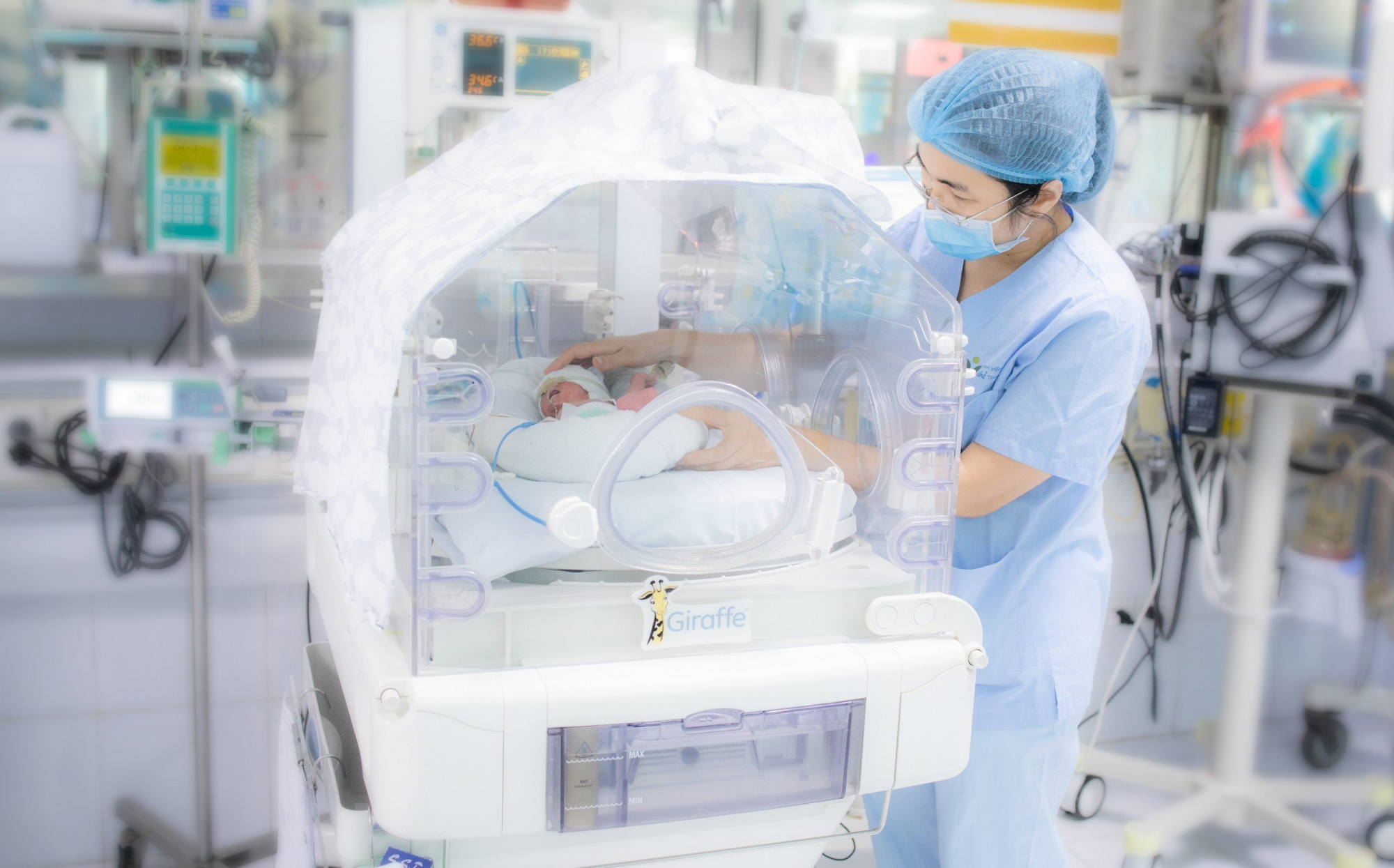 Chăm sóc trẻ sinh non tại Bệnh viện Nhi Trung ương - ảnh: Bệnh viện cung cấp