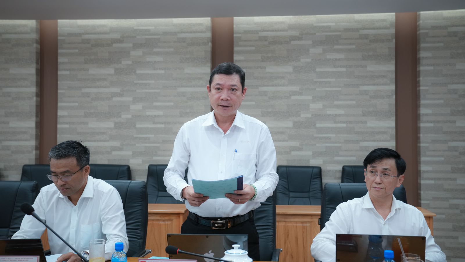 Ông Đỗ Hoàng Sơn - Phó bí thư Đảng ủy, Phó giám đốc Công ty Điện lực Bình Dương báo cáo công tác xây dựng Đảng, sản xuất kinh doanh - Ảnh: EVNHCMC