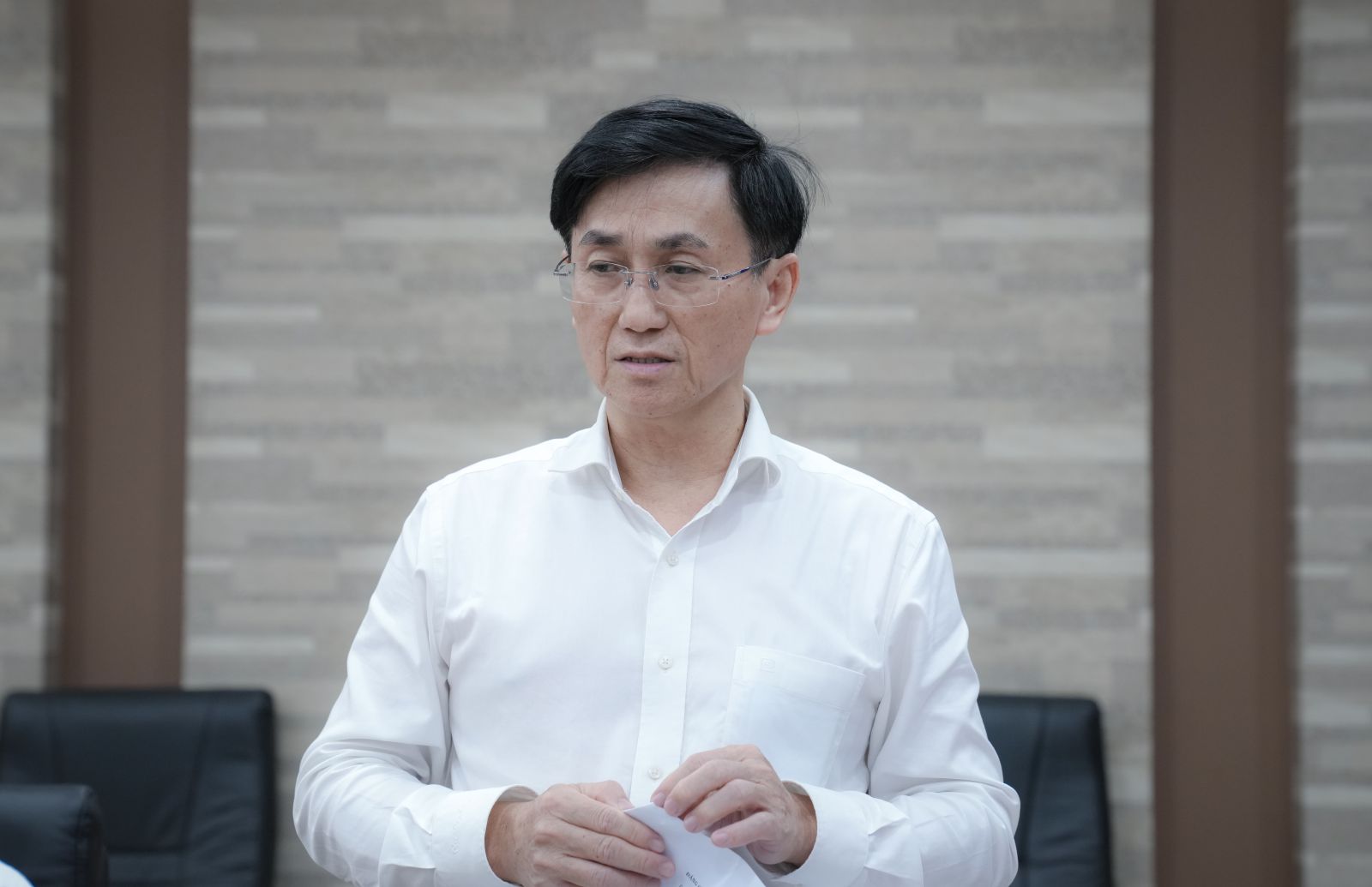 Ông Lê Minh Quốc Việt - Bí thư Đảng ủy, Giám đốc Công ty Điện lực Bình Dương chia sẻ tại buổi làm việc - Ảnh: EVNHCMC