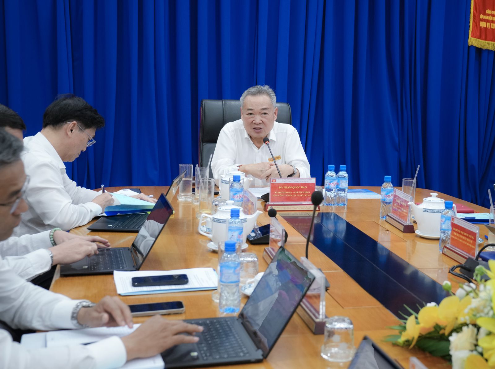 Ông Phạm Quốc Bảo - Bí thư Đảng ủy, Chủ tịch HĐTV EVNHCMC chủ trì buổi làm việc - Ảnh: EVNHCMC