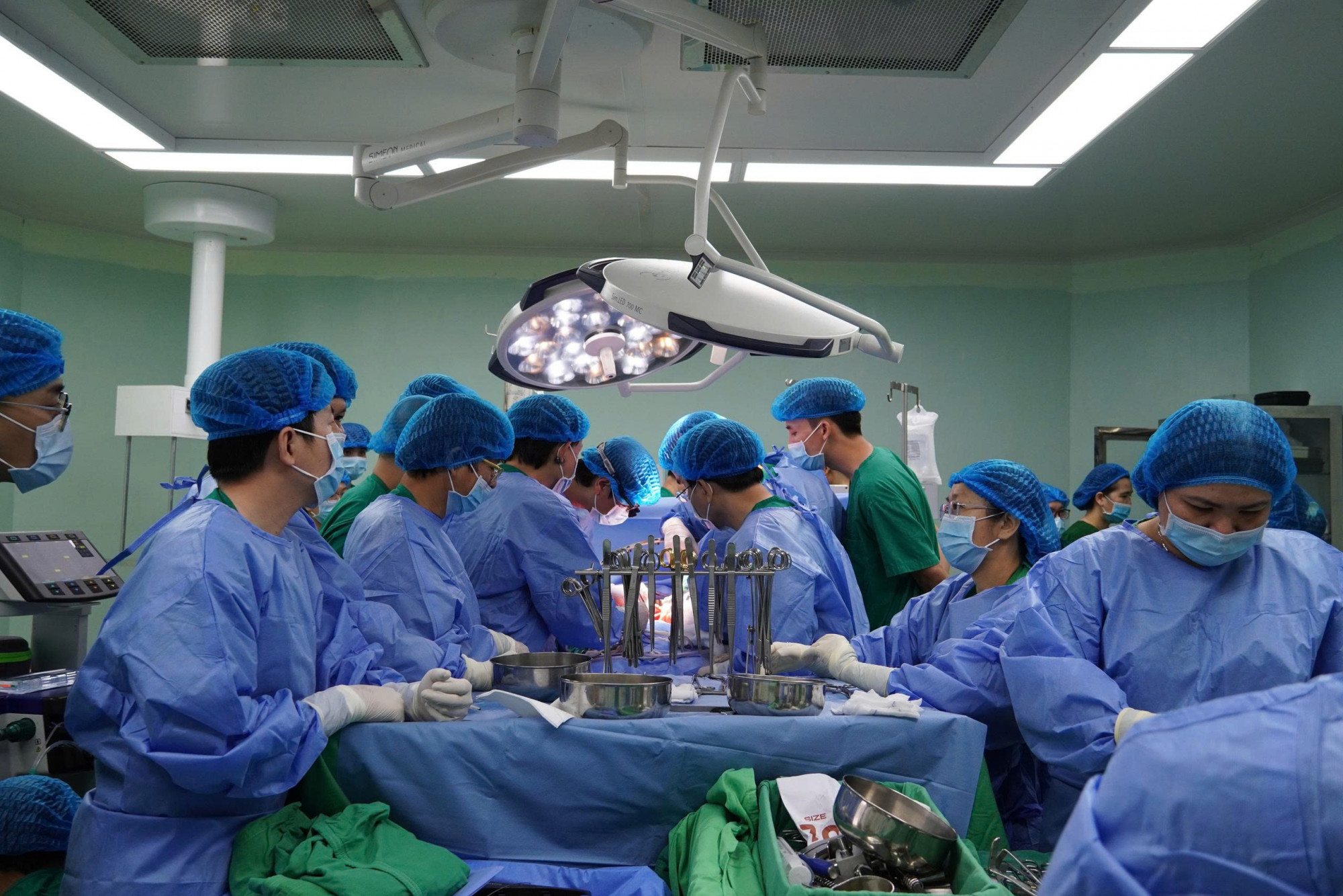 Trung tâm Điều phối ghép tạng quốc gia, cùng hơn 40 nhân viên y tế từ Bệnh viện Chợ Rẫy, Bệnh viện Trung ương Quân đội 108, Bệnh viện Nhi Trung ương, Bệnh viện đa khoa Trung ương Cần Thơ... đã phối hợp nhịp nhàng thực hiện lấy tạng theo thứ tự tim, gan, thận, giác mạc.