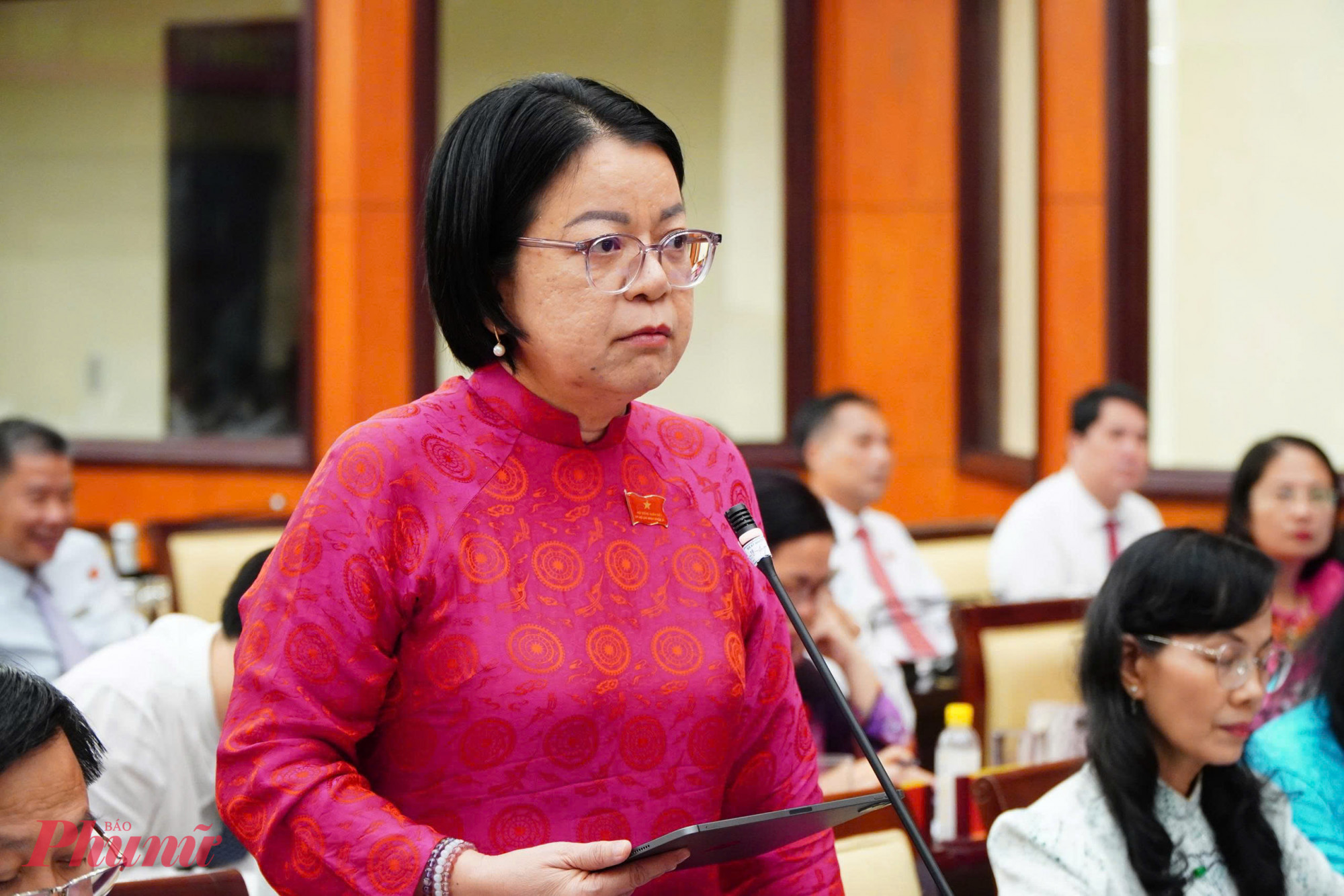 Bà Võ Thị Trung Trinh - Giám đốc Trung tâm Chuyển đổi số TPHCM - đóng góp ý kiến tại buổi thảo luận - Ảnh: Thanh Tâm