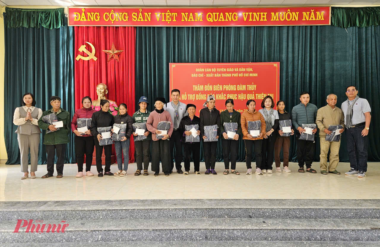 Đoàn công tác tặng quà cho đồng bào bị ảnh hưởng bởi thiên tai