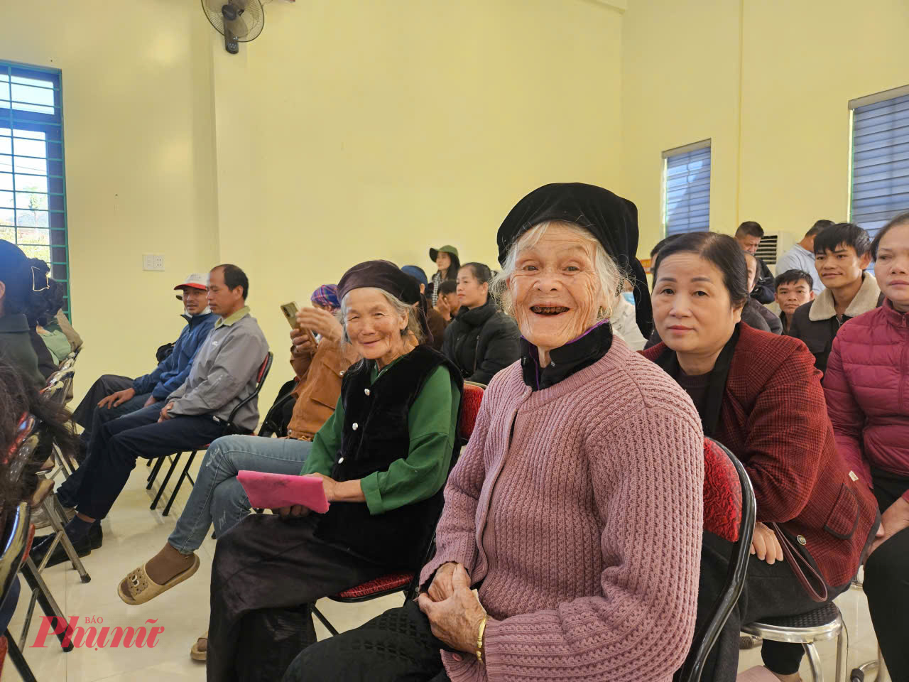 Bà con xã Đàm Thủy vui mừng đón đoàn công tác