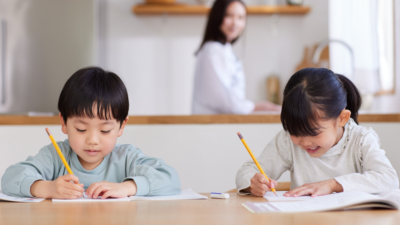 Đến nay nhiều cha mẹ vẫn băn khoăn giữa hai quan điểm nên ép con học để con tiến bộ hay để con tự chủ trong việc học - Ảnh: Canva Pro