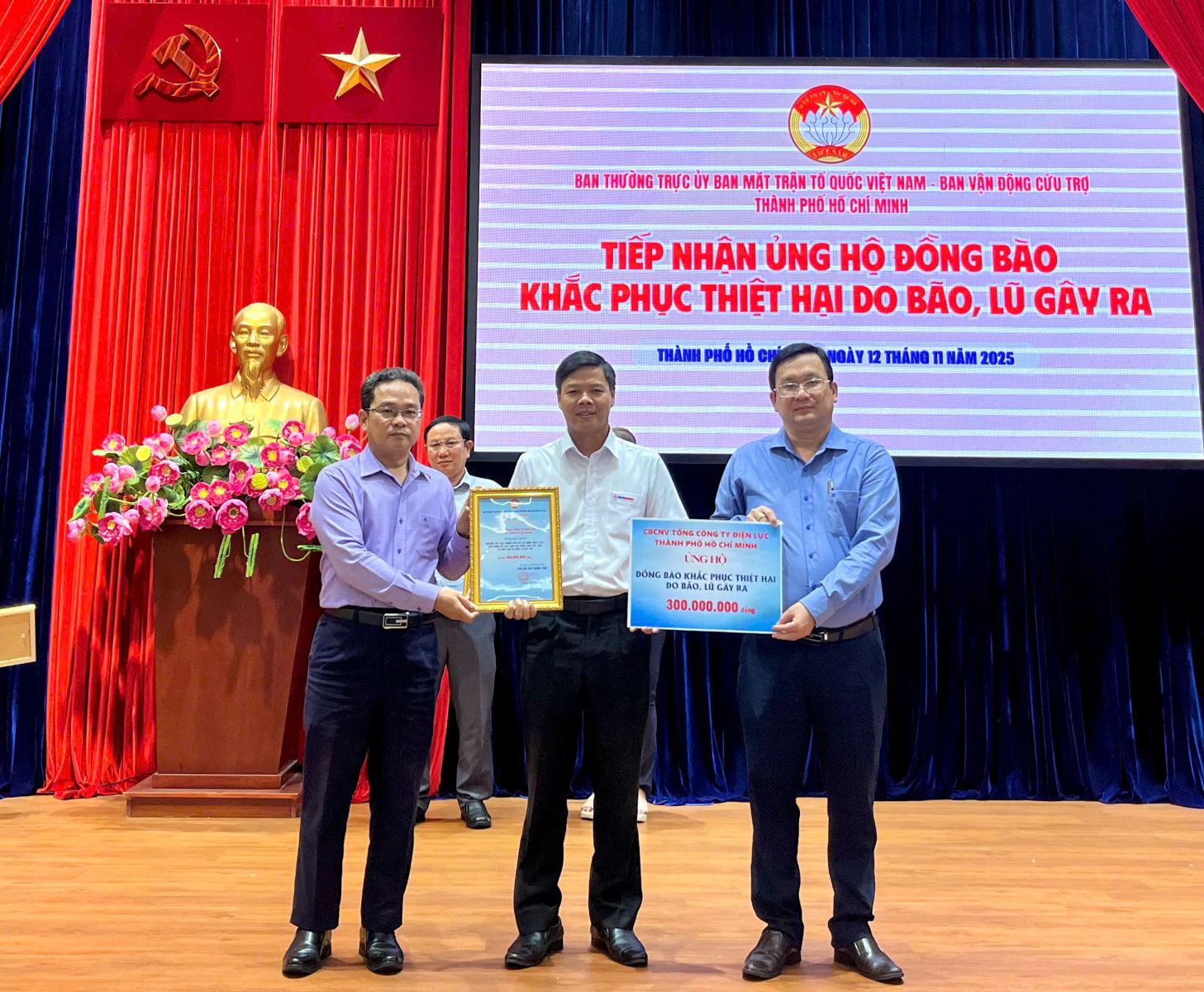 Ông Lê Văn Minh - Chủ tịch Công đoàn EVNHCMC đại diện EVNHCMC trao tặng số tiền ủng hộ cho các đại diện của Ủy ban Mặt trận Tổ quốc Việt Nam TPHCM - Ảnh: EVNHCMC