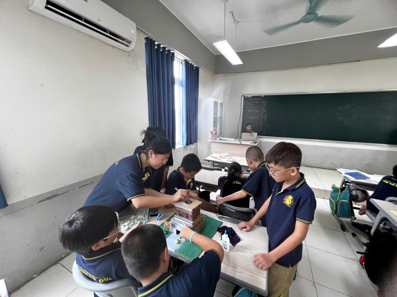 Học sinh Trường tiểu học - THCS Xanh Tuệ Đức, TP Hà Nội trong tiết học STEM