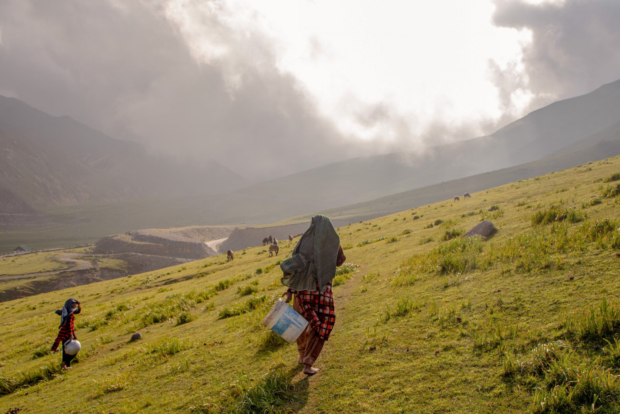 Những phụ nữ chăn gia súc Kashmir gần đèo Pir Panjal cao 3.500 mét. Ảnh: Alamy