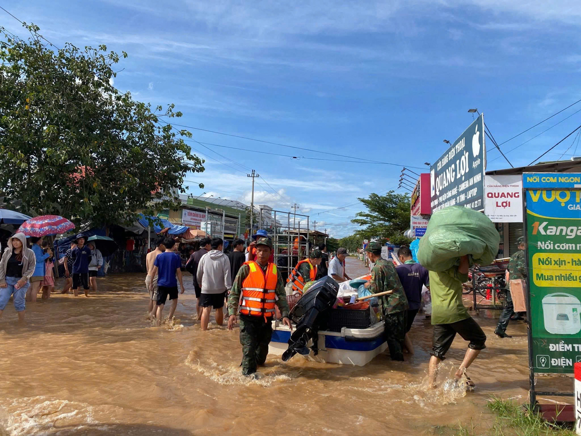 Nhiều địa phương bị ngập nước sau bão số 13 - Ảnh: B.X.