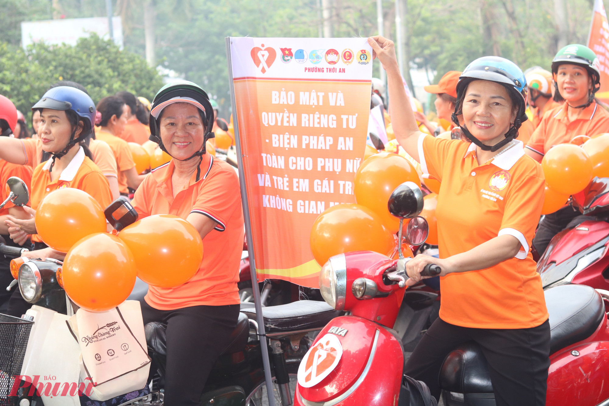 Thông điệp in trên cờ phướn tuyên truyền lưu động - Ảnh: Mẫn Nhi