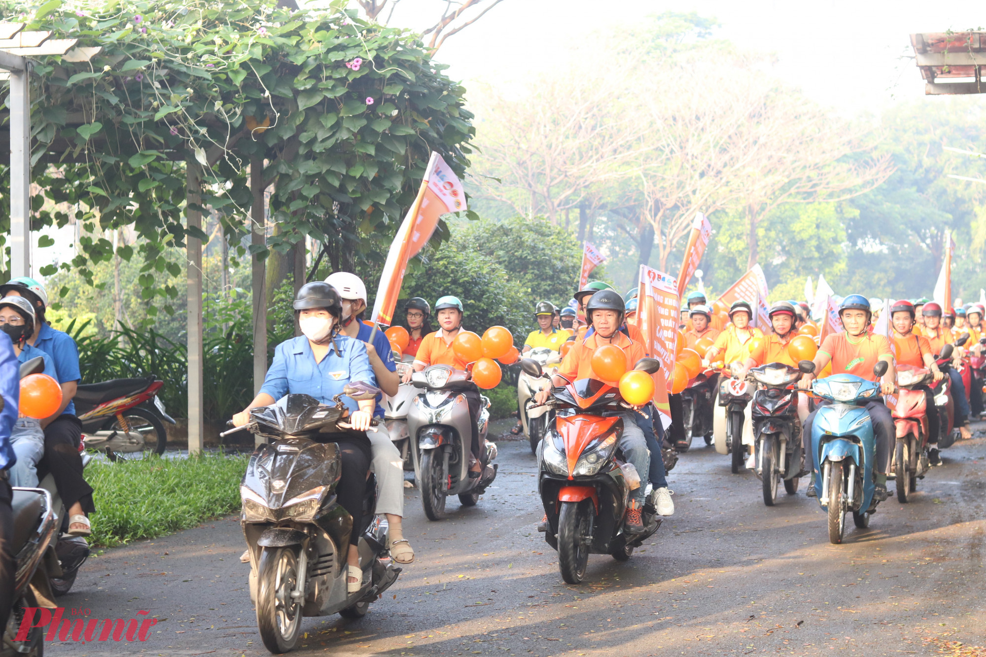 Đoàn xe diễu hành tuyên truyền các nội dung liên quan bình đẳng giới, bảo vệ phụ nữ và trẻ em gái trên không gian mạng - Ảnh: Mẫn Nhi