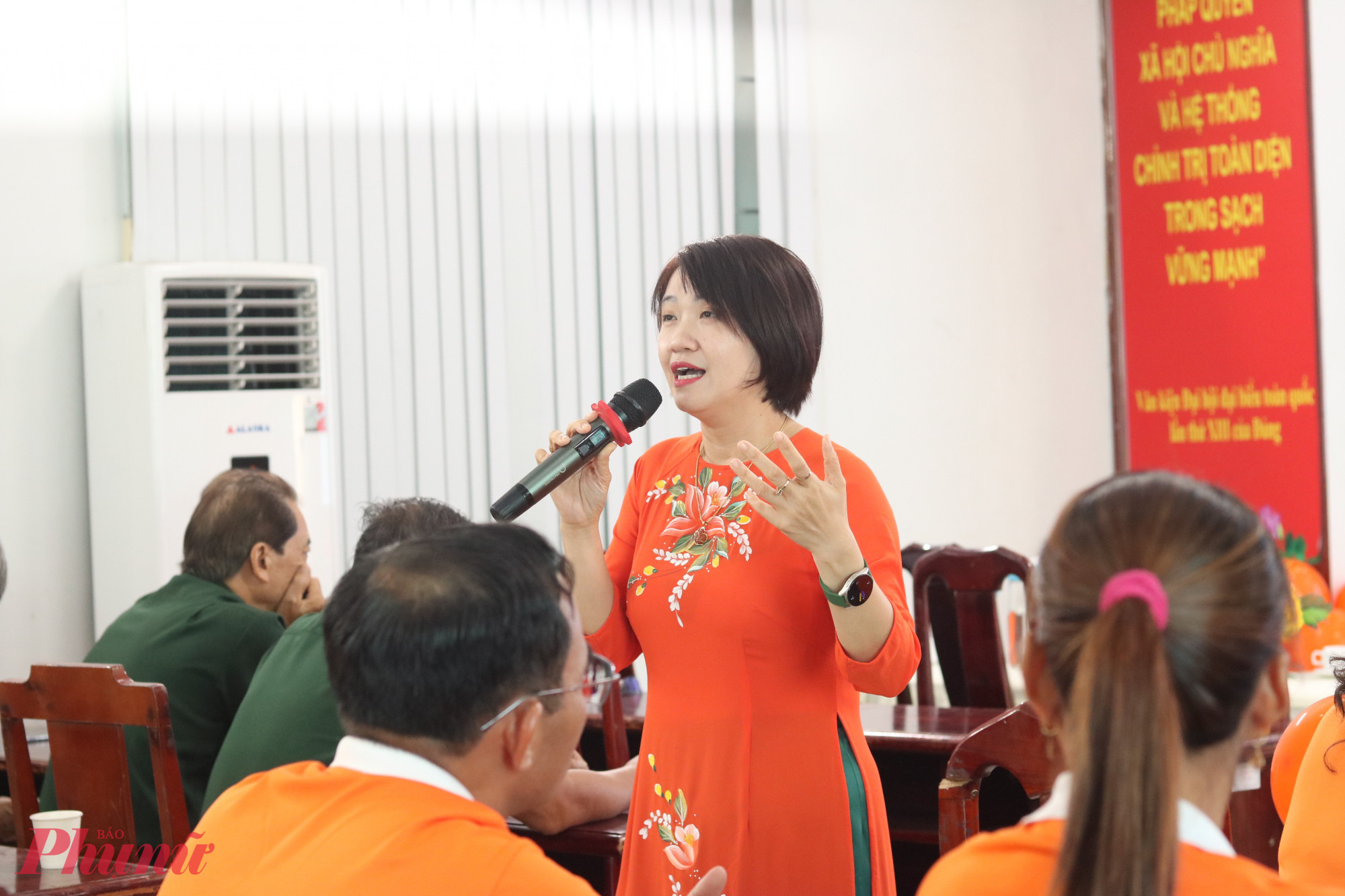 Tiến sĩ Đinh Thị Thanh Nga thông tin về các quy định pháp luật liên quan đến hành vi bạo lực gia đình và các hình thức xử lý, qua đó kêu gọi mọi người cùng hành động để chấm dứt bạo lực, vun vén mái ấm gia đình hạnh phúc - Ảnh: Mẫn Nhi